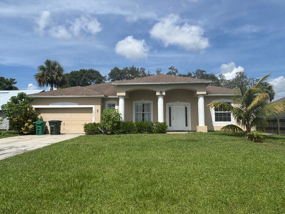2290 SW Picture Terrace in Port St. Lucie, FL - Building Photo