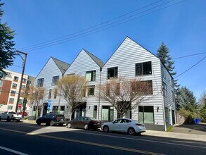 Skidmore Apartments in Portland, OR - Foto de edificio - Building Photo