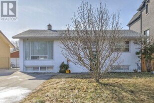 12 Cartier Crescent in Richmond Hill, ON - Building Photo