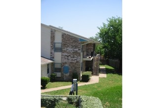 Gatewood Village Apartments in Garland, TX - Building Photo - Building Photo