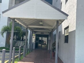 8185 NW 7th St in Miami, FL - Foto de edificio - Building Photo