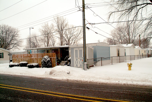 Tiny Village Mobile Home Park in Flat Rock, MI - Foto de edificio - Building Photo