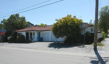 21730 Olive Ave in Cupertino, CA - Foto de edificio - Building Photo