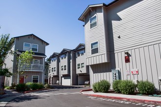 University Townhomes in Monmouth, OR - Building Photo - Building Photo