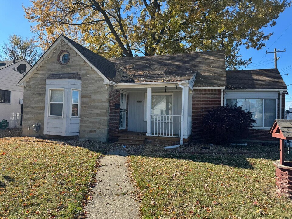 19029 Plainview Ave in Detroit, MI - Building Photo