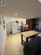 20 Queensdale Ave W in Hamilton, ON - Building Photo - Building Photo