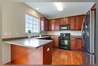 81 Thomas Ct in Grayslake, IL - Building Photo - Building Photo