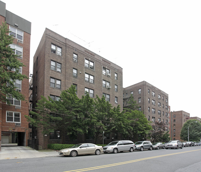 99-34 67th Rd in Forest Hills, NY - Building Photo - Building Photo