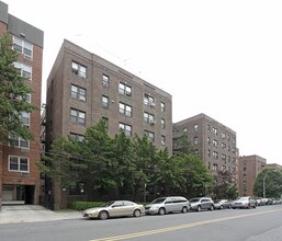 99-34 67th Rd in Forest Hills, NY - Foto de edificio - Building Photo