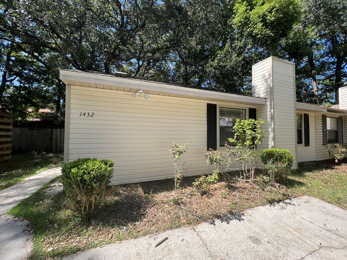 1432 Live Oak Dr in Tallahassee, FL - Foto de edificio