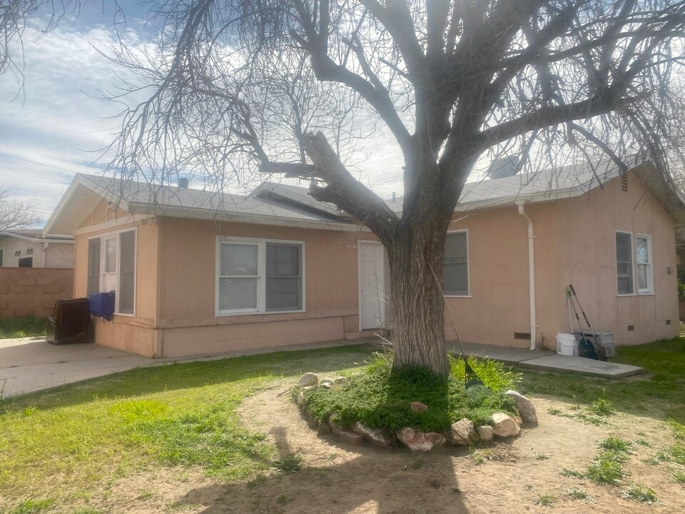 43360 7th St E in Lancaster, CA - Foto de edificio