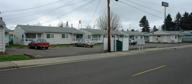 1633-1653 NW Estelle St in Roseburg, OR - Foto de edificio - Building Photo