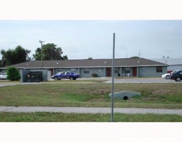 2801 Avenue B in Fort Pierce, FL - Foto de edificio