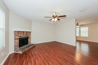 1054 Graystone Dr in Lancaster, TX - Foto de edificio - Building Photo