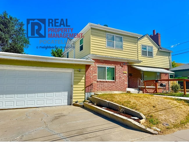 property at 1420 E Elm St
