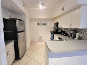 9645 NW 1st Ct, Unit 1-305 in Pembroke Pines, FL - Building Photo - Building Photo