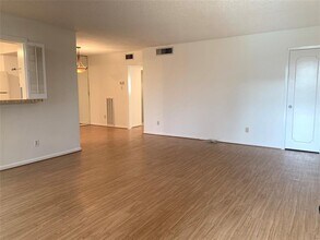 3809 N Braeswood Blvd in Houston, TX - Foto de edificio - Building Photo