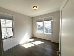 24 Rush St, Unit E in Somerville, MA - Foto de edificio - Building Photo