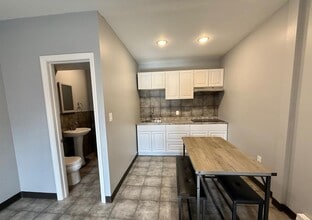 300 Harrison Ave, Unit APT1 in Harrison, NJ - Foto de edificio - Building Photo