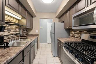 2214 Country Club Dr in Woodridge, IL - Foto de edificio - Building Photo