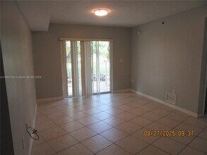 2475 NW 16th St Rd in Miami, FL - Foto de edificio - Building Photo