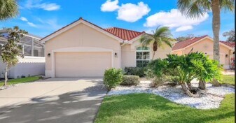384 Pindo Palm Dr in Naples, FL - Building Photo