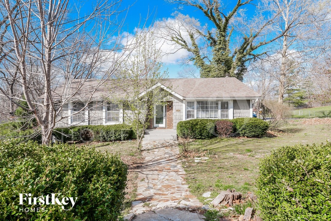 10040 NW Blum Rd in Kansas City, MO - Building Photo