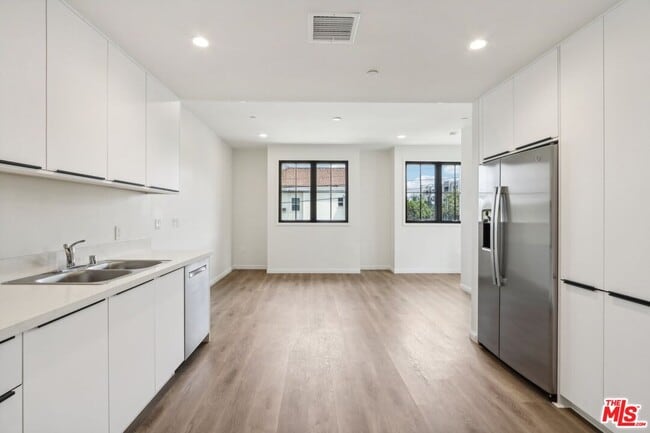 property at 951 S Wilton Pl