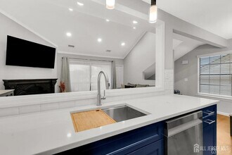 1111 Harbour Club Dr in Sayreville, NJ - Building Photo - Building Photo