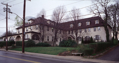 80 Glen Head Rd in Glen Head, NY - Foto de edificio - Building Photo