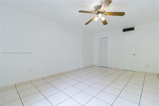 14611 N Kendall Dr in Miami, FL - Building Photo - Building Photo