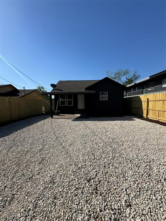 2114 Melbourne St in Houston, TX - Building Photo