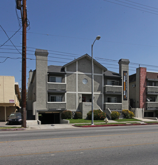 13935 Vanowen St in Van Nuys, CA - Building Photo - Building Photo