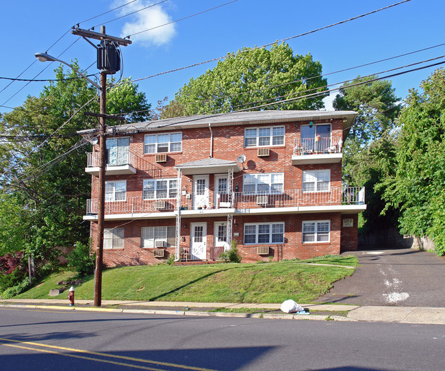 419 Paterson Ave in East Rutherford, NJ - Building Photo - Building Photo