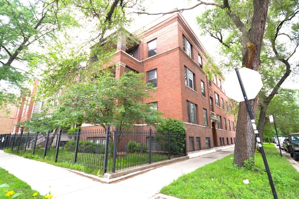 3608 N Bosworth Ave in Chicago, IL - Building Photo