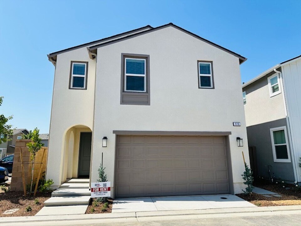 616 Ophelia Ave in Madera, CA - Building Photo