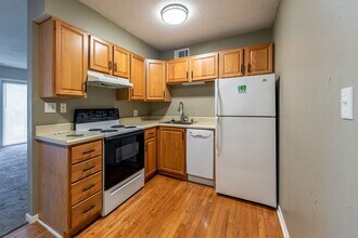 2807 Pembroke Ln in St. Joseph, MO - Building Photo - Building Photo