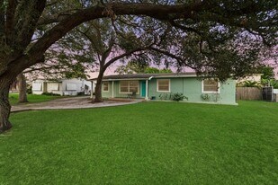 1424 Willow Rd in West Palm Beach, FL - Building Photo