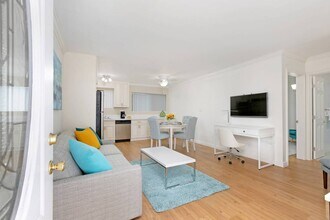 Del Rey Apartments in San Diego, CA - Foto de edificio - Building Photo