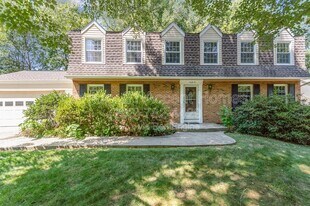 7690 Middle Valley Dr in Springfield, VA - Building Photo