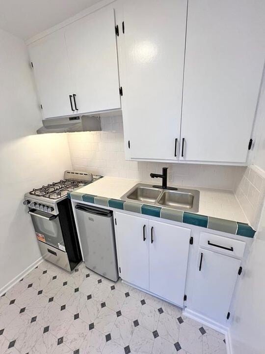 1221 N Sweetzer Ave in West Hollywood, CA - Foto de edificio - Building Photo