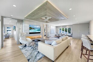 295 5th Ave S in Naples, FL - Building Photo