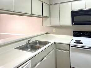 2204 Millstone Dr-Unit -2204 D in Houston, TX - Building Photo - Building Photo