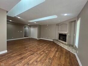 945 Fox Hill Dr in Indianapolis, IN - Building Photo - Building Photo