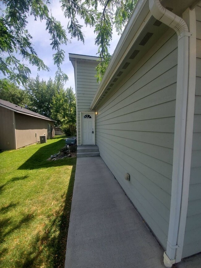 1803 W Bemis St in Moses Lake, WA - Building Photo - Building Photo