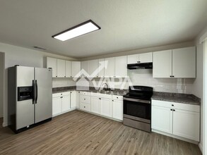 817 Meadow Peak in Converse, TX - Foto de edificio - Building Photo