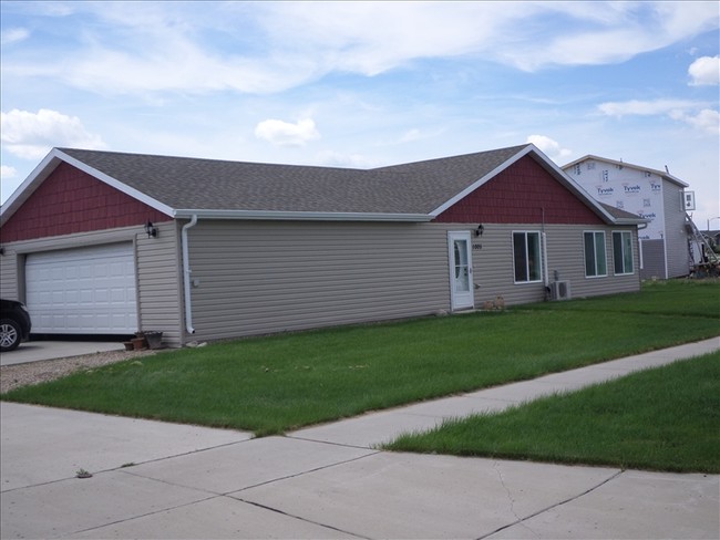 Canada Avenue Townhomes in Bismarck, ND - Building Photo - Building Photo