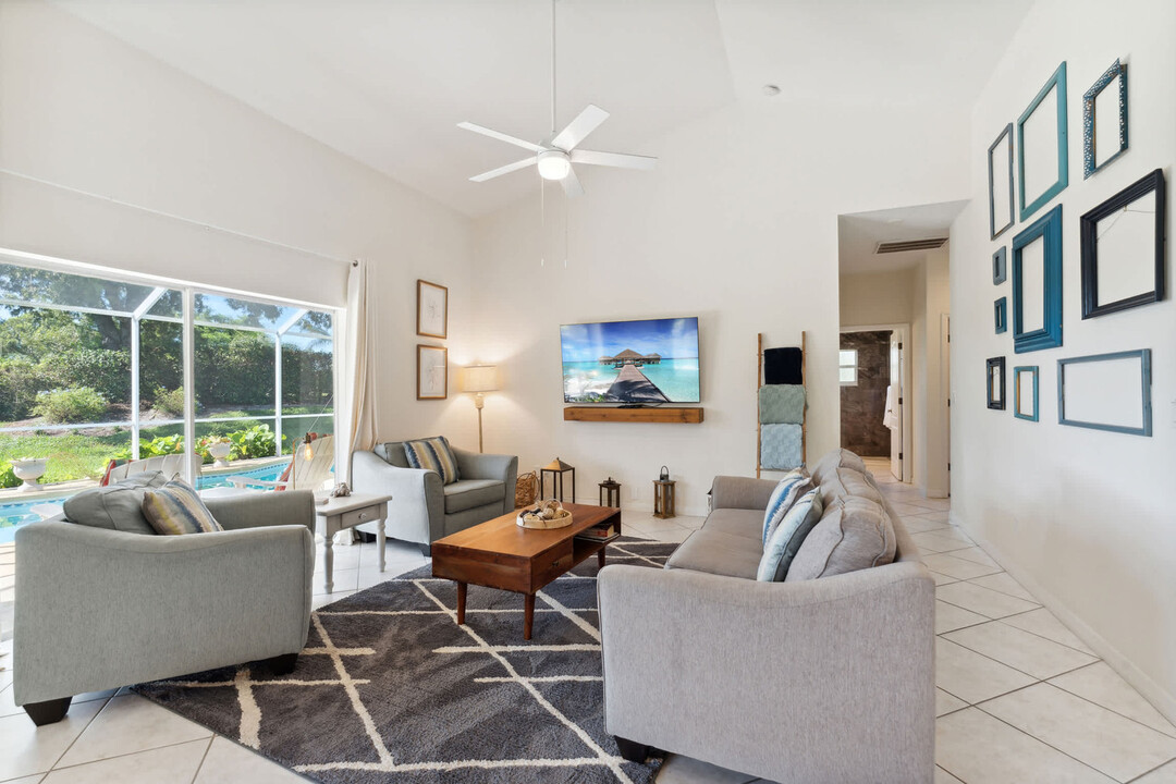 8036 Belmont Ct in Naples, FL - Foto de edificio