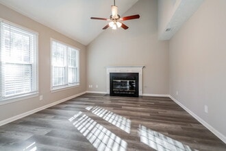 1070 Hunters Creek Ct in Lawrenceville, GA - Foto de edificio - Building Photo