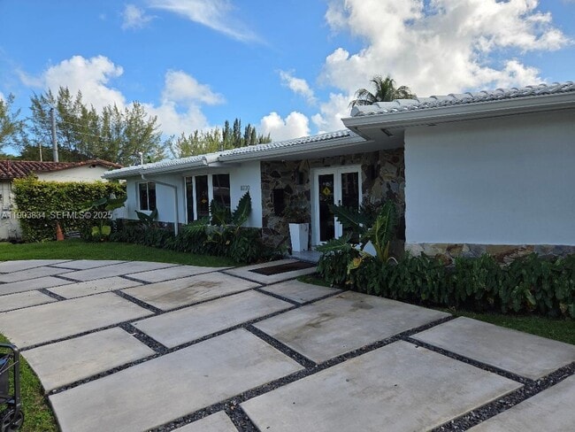 8220 SW 48th St in Miami, FL - Building Photo - Building Photo